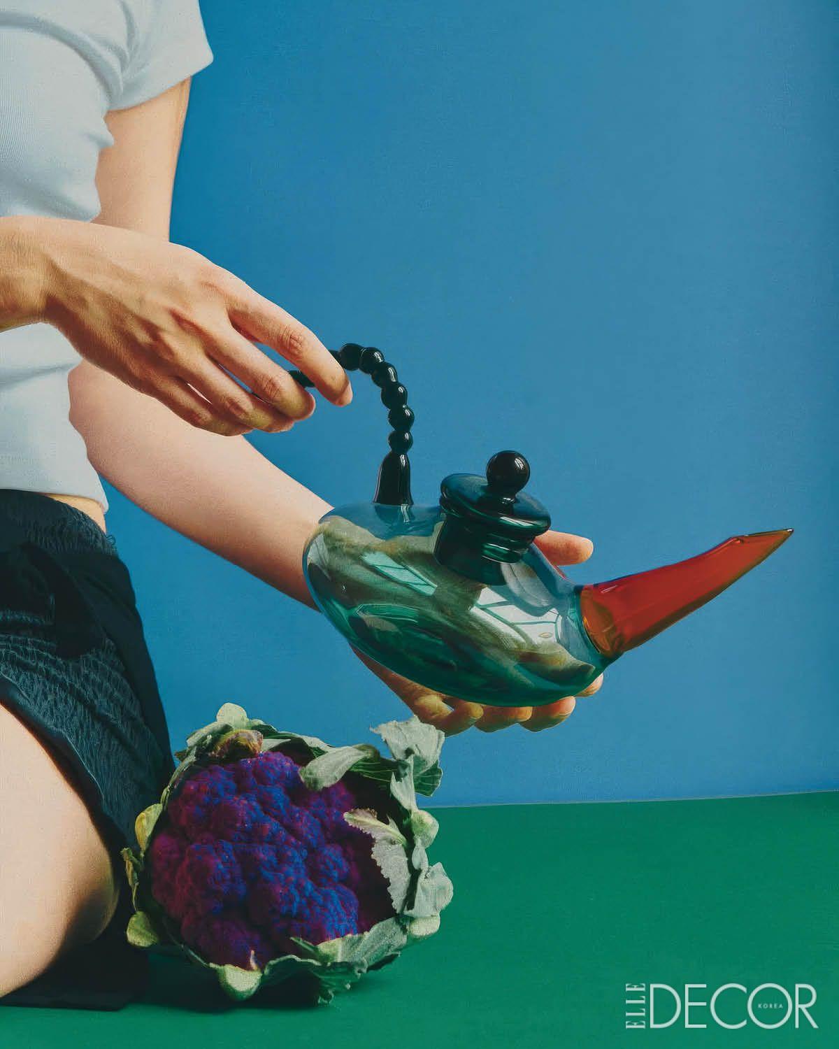 오너멘털 바이 라메이스(Ornamental by Lameice)가 팔레스타인 자바 지역의 장인들과 만든 ‘더 테타 차이포트(The Teta Chaipot)’.