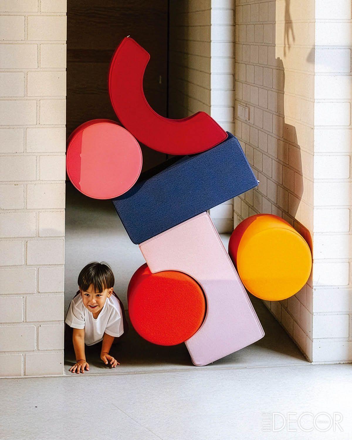 오르고 멋지게 무너뜨릴 수 있는 장난감은 프레젠트 스토리(Present Stories)의 플레이 퍼니처 세트. 