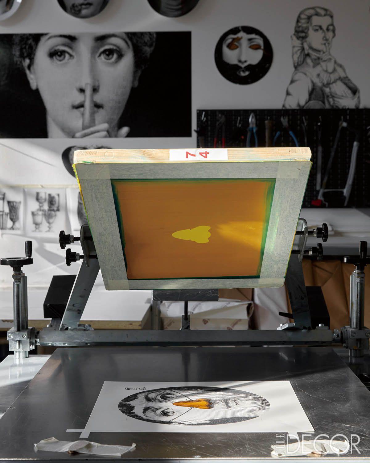 다양한 도구와 밑그림이 넘쳐나는 포르나세티의 아틀리에는 당장이라도 미술 수업이 펼쳐질 것처럼 활기차다. 