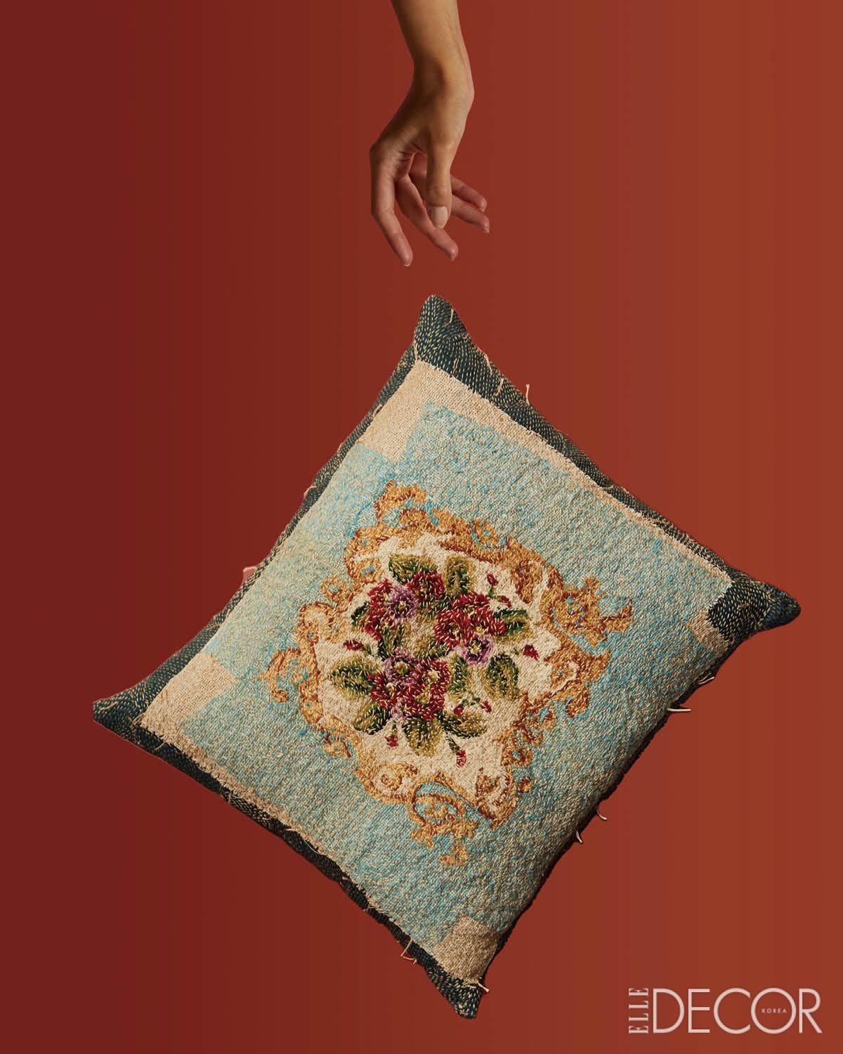 바이 왈리드(By Walid)의 19세기 프랑스 태피스트리 울 쿠션.