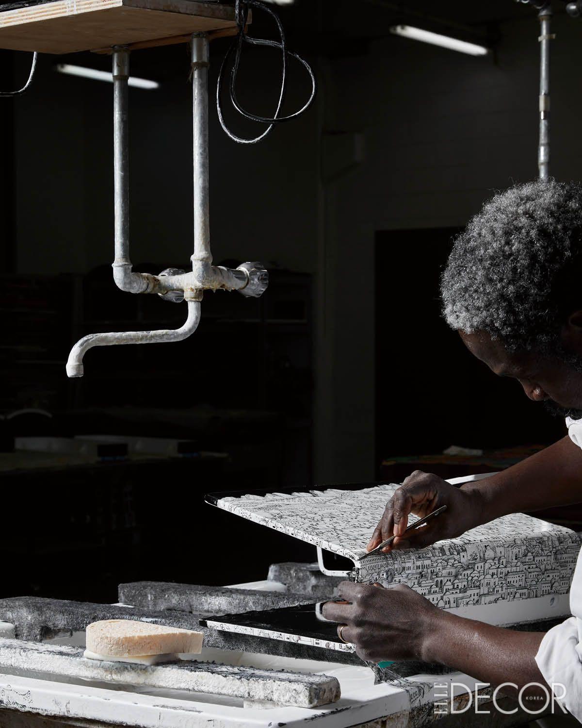 흰색 작업복을 입은 장인들이 각자의 작업에 집중하고 있다. 아틀리에는 2023년 처음으로 대중에게 공개됐다. 