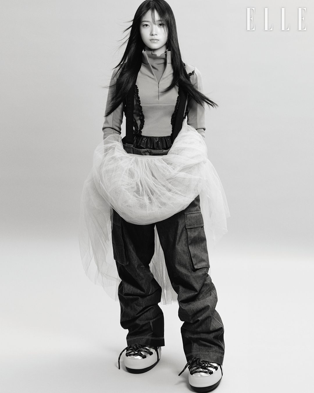 레드 터틀넥 톱과 프릴 디테일의 톱은 모두 Bmuet(te). 발레리나 스커트는 Repetto. 데님 스키 팬츠와 문 부츠는 Moncler.