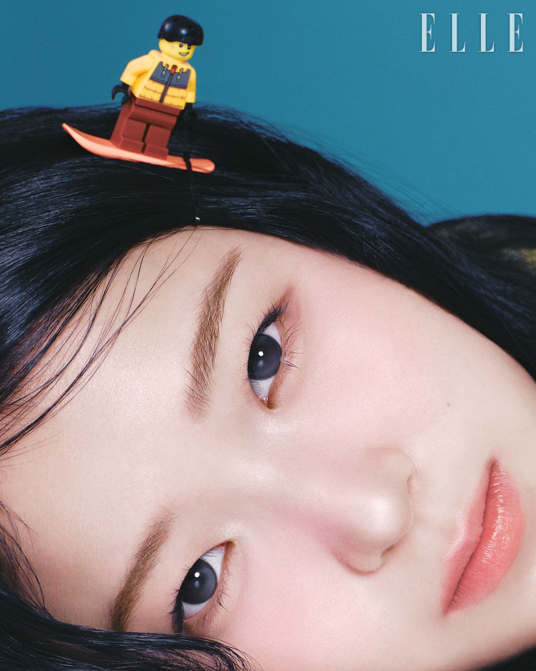 체크 패턴의 레더 코트는 Burberry.