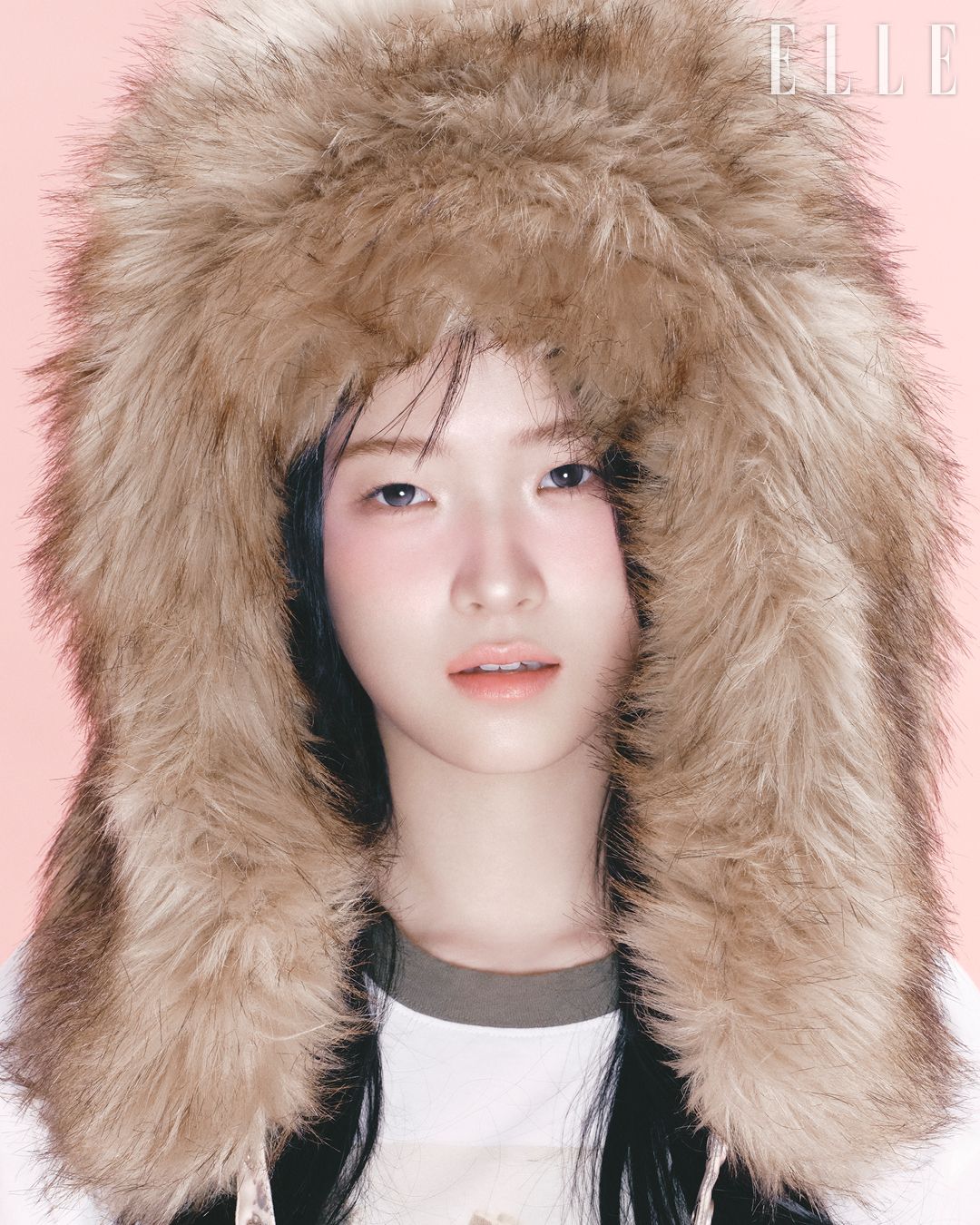 페이크 퍼 햇은 Yue Qiqi. 티셔츠와 카고 팬츠는 모두 스타일리스트 소장품.