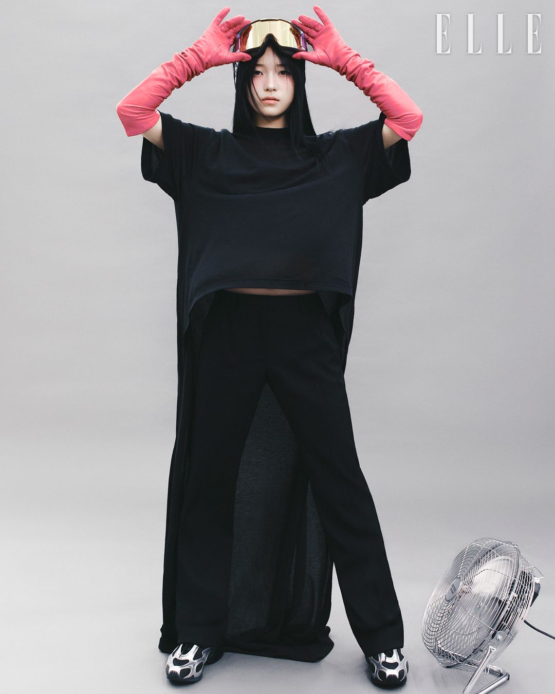 트레인이 포인트인 티셔츠와 팬츠, 가죽 장갑은 모두 Balenciaga. 스니커즈는 Nike. 고글은 모델 소장품.