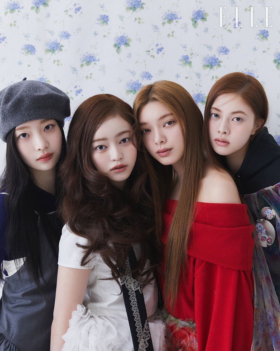 디하나의 톱은 Shushu/Tong, 드레스는 Gabriel Lee, 모자는 Maison Margiela, 카미온의 톱은 Yueqi Qi, 드레스는 Dew E Dew E, 에이메이의 톱은 Yueqi Qi, 스커트는 Thetis, 히메샤의 톱은 S/e/o, 스커트는 Susan Fang.