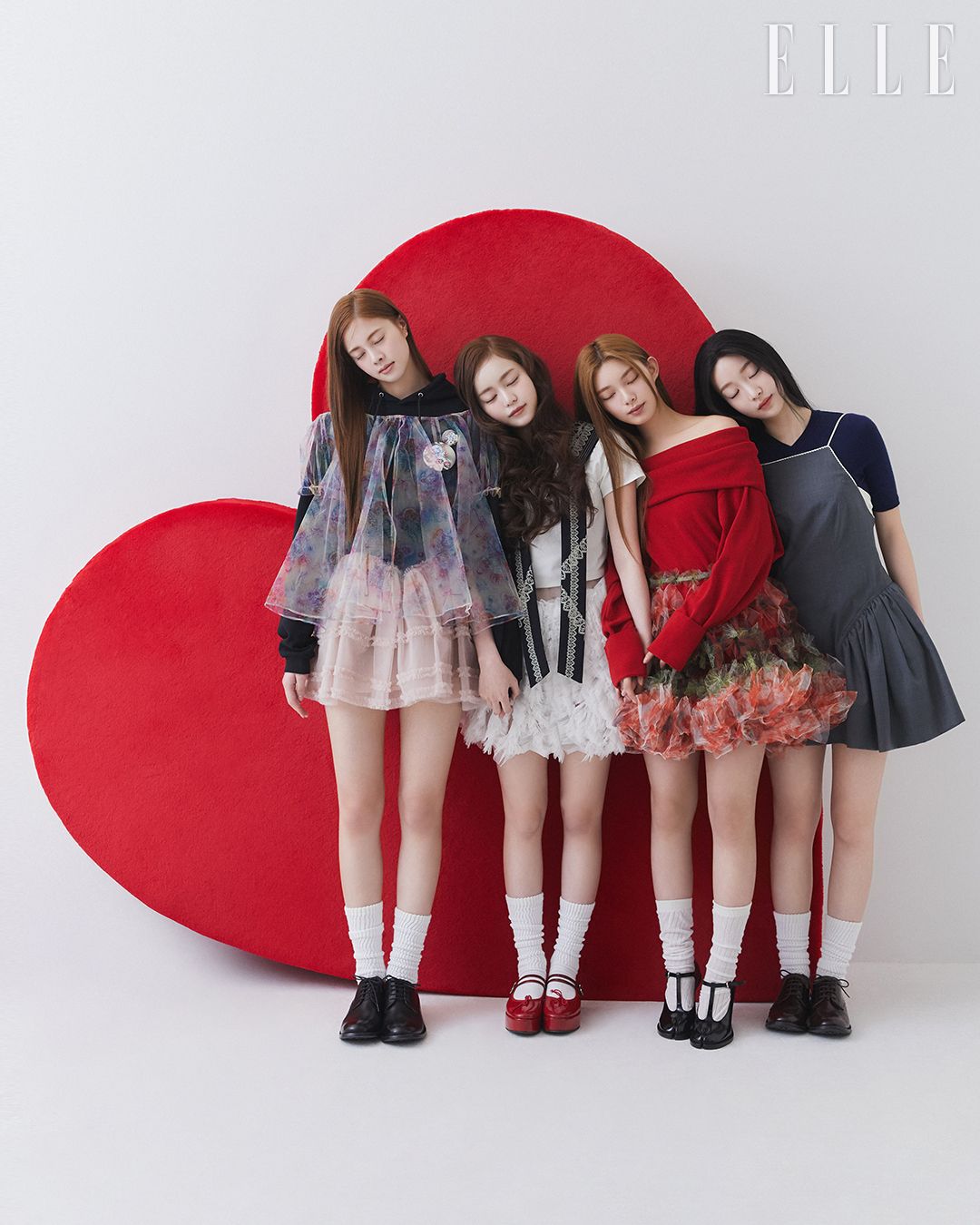 에이메이의 톱은 Yueqi Qi, 스커트는 Thetis, 슈즈는 Taeda, 카미온의 톱은 Yueqi Qi, 드레스는 Dew E Dew E, 슈즈는 Repetto, 히메샤의 톱은 S/e/o, 스커트는 Susan Fang, 디하나의 톱은 Shushu/Tong, 드레스는 Gabriel Lee, 슈즈는 Taeda.