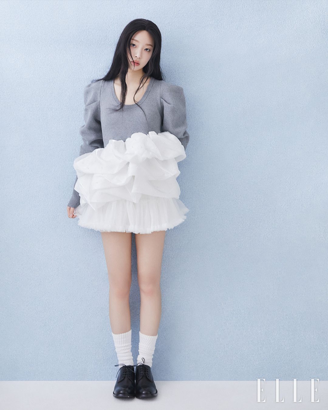 디하나의 톱은 Bibiy, 스커트는 Alki Alki, 슈즈는 Taeda. 