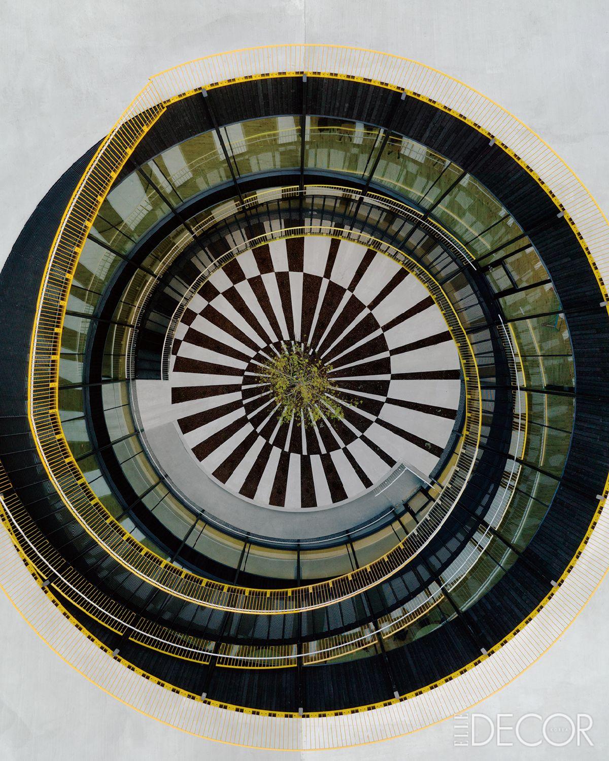 중간 교차점의 지붕에 올라 바라본 모습.