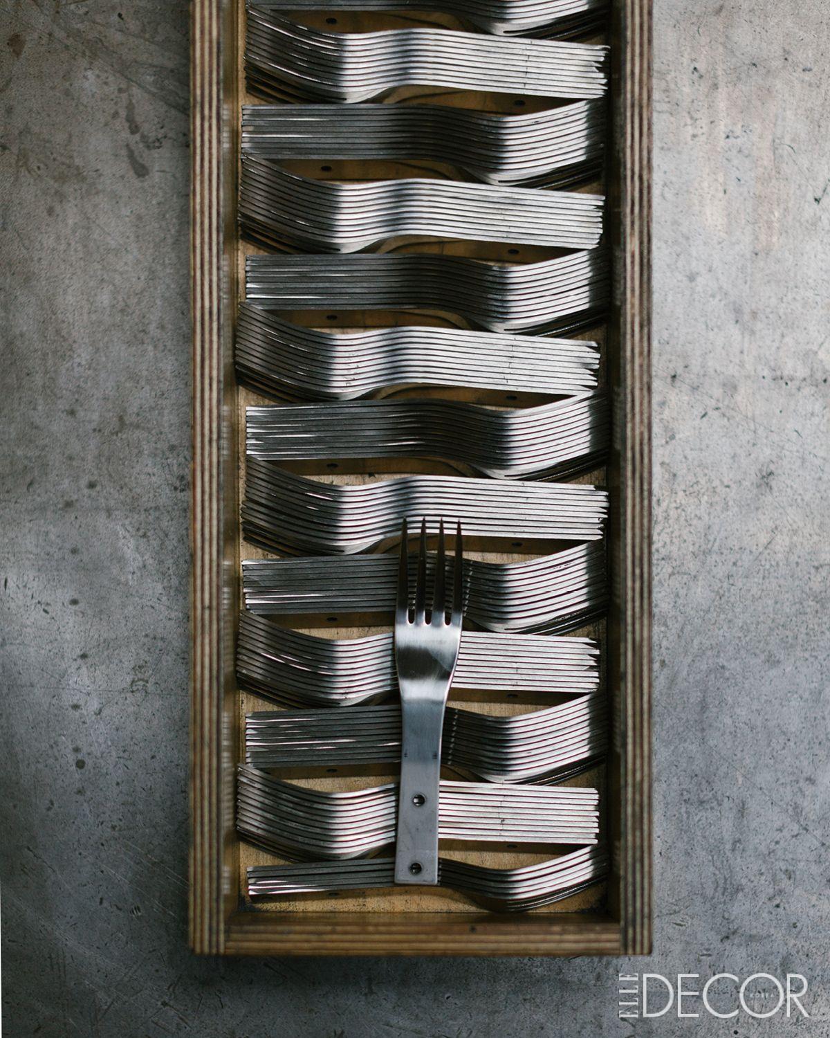 포크들이 모여 반복되는 패턴에서도 데이비드 멜러의 디자인 미학이 느껴진다.