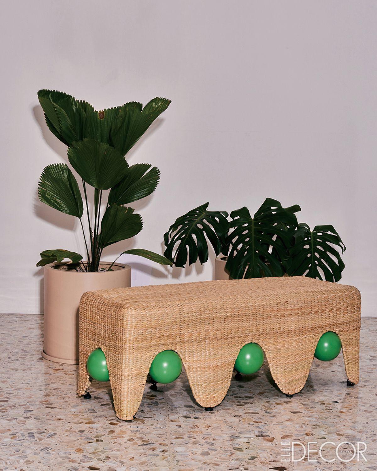 <페르소나> 전시에서 선보인 인도 디자이너 시반기 바수데바(Shivangi Vasudeva)의 ‘타카트(Takhat)’ 암체어.