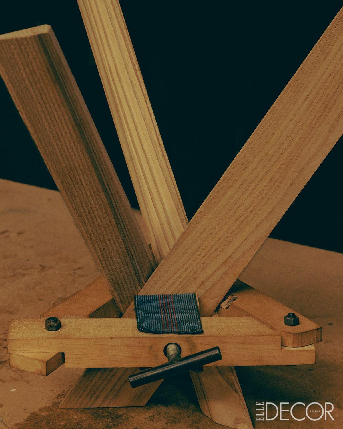 세 개의 다리가 한 지점으로 모이는 구조의 스툴은 견고한 조인트 구조를 기반으로 제작한다.