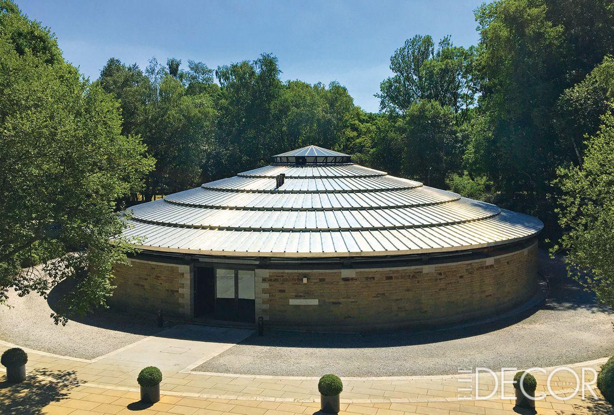 영국 헤더세이지 지역의 피크 디스트릭트 국립공원 내에 고요하게 자리 잡은 데이비드 멜러 팩토리 ‘더 라운드 빌딩’. 건축가 마이클 홉킨스와 데이비드 멜러의 깊은 교감으로 탄생했다.