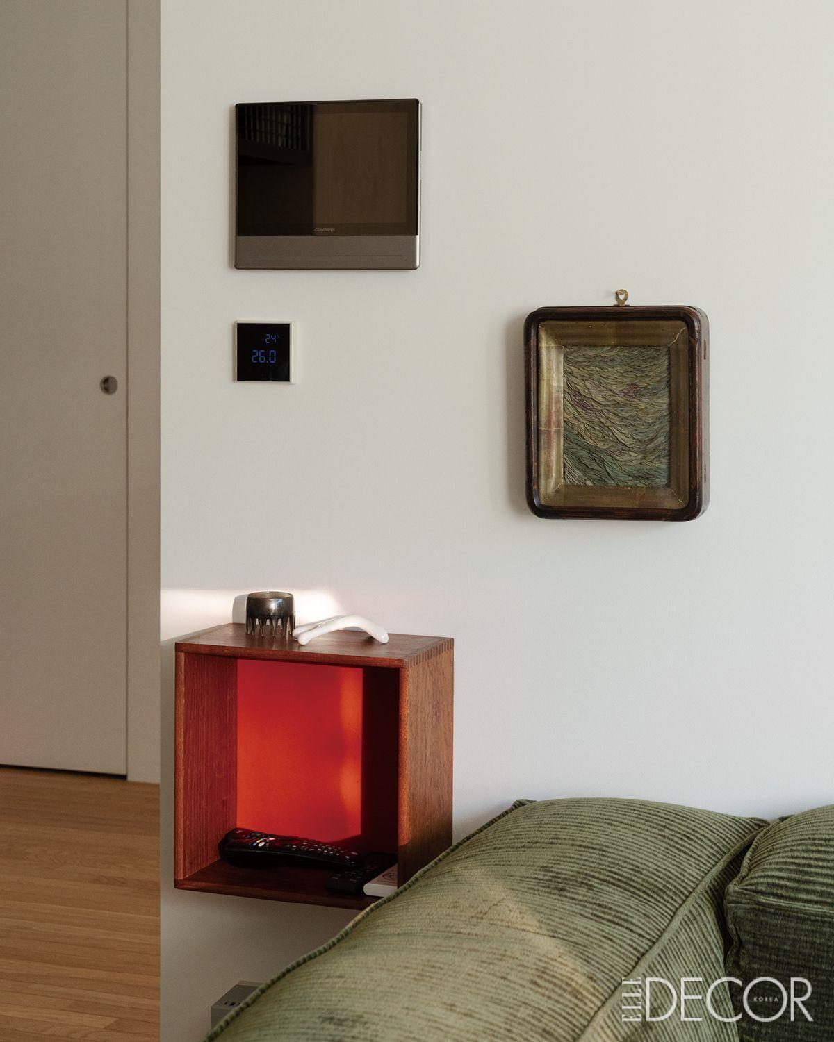 유칼립투스 잎을 액자에 넣어 완성한 하이이로 오카미(Haiiro Ookami)의 작품을 걸어둔 TV 룸 한 구석.