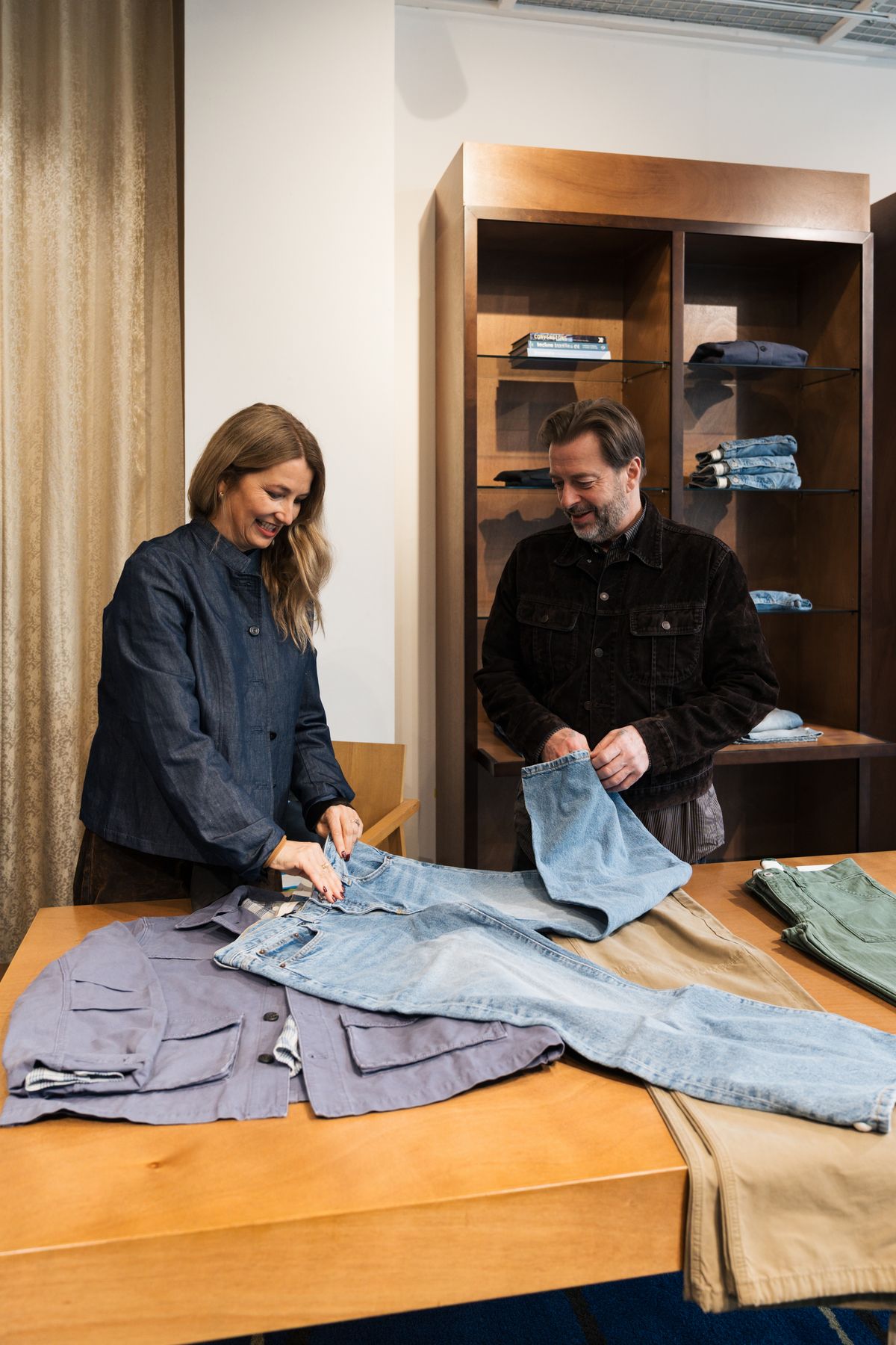 비이커 한남 매장에서 진에리카의 데님을 확인하는 요나스 클라슨과 레나 파트릭손 켈러.