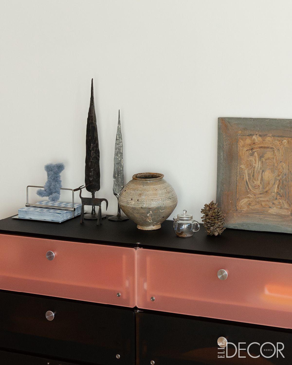 빌드웰러 커스터마이징 선반 위에 나란히 놓인 골동품과 공예 작품들.