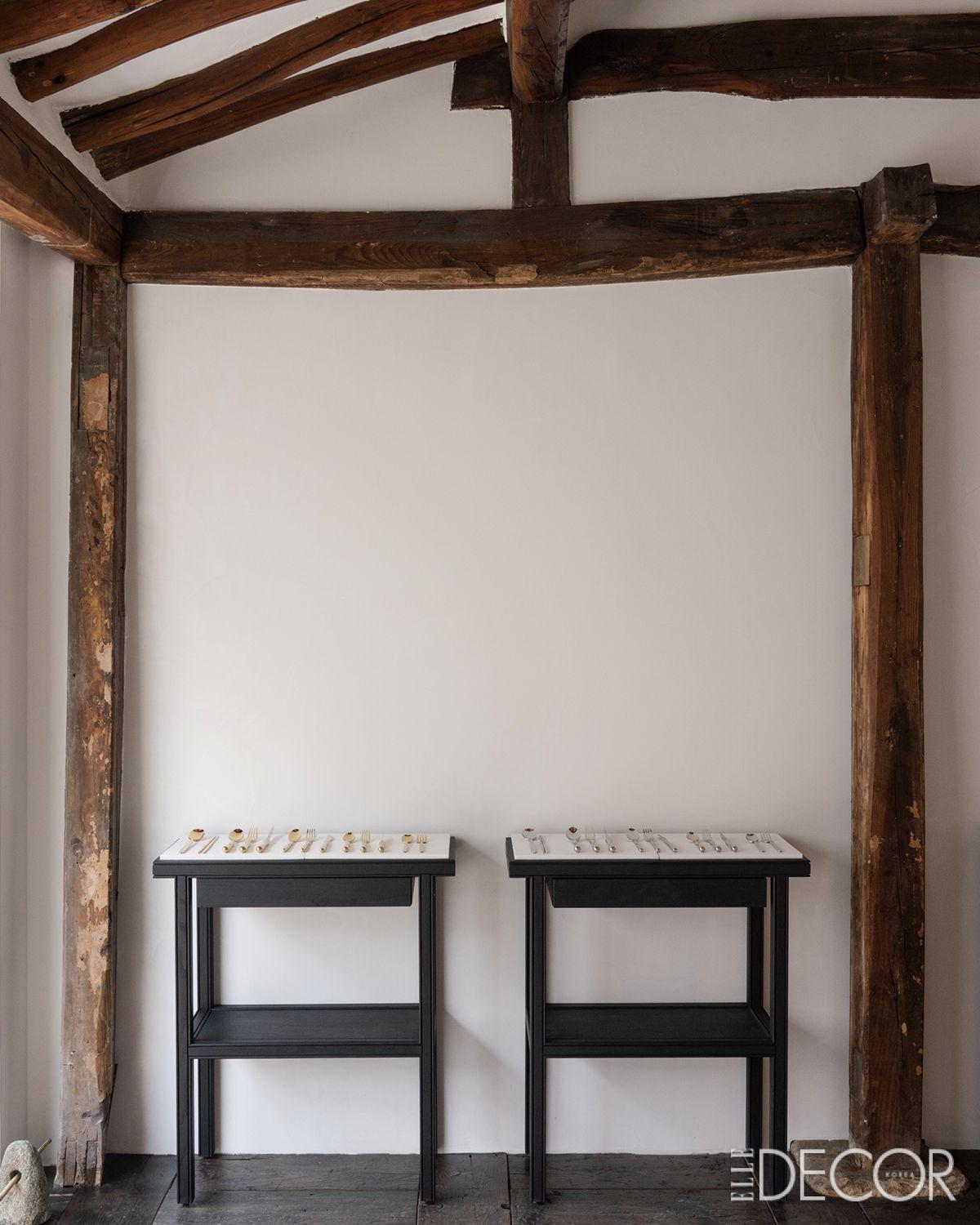 한옥의 미감과 조화를 이루는 호랑의 커트러리 컬렉션. 서랍을 열면 태블릿을 통해 제품 정보를 확인할 수 있다. 