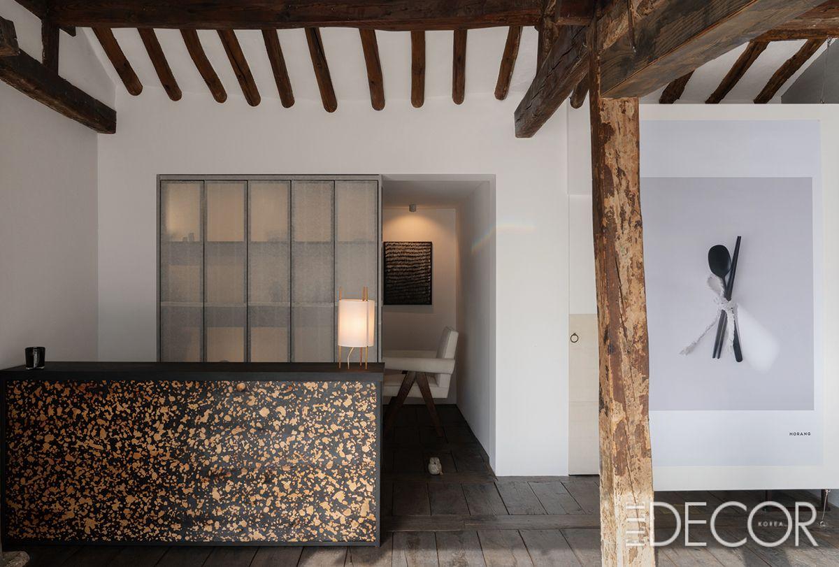 박홍구 작가의 작품을 카운터에 적용한 호랑 서촌 플래그십 스토어.