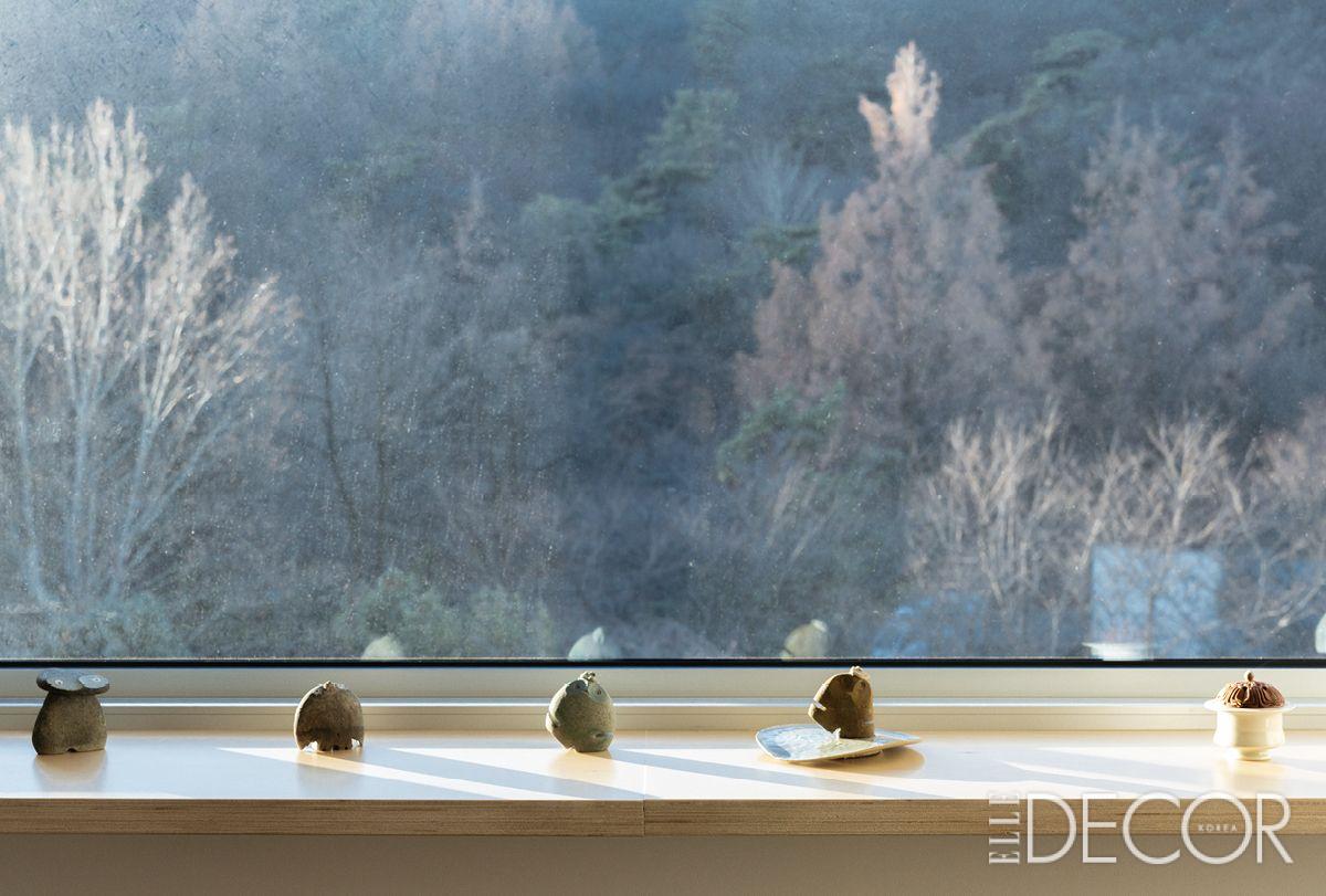 다이닝 룸과 마찬가지로 남산 풍경이 훤히 펼쳐지는 TV 룸. 