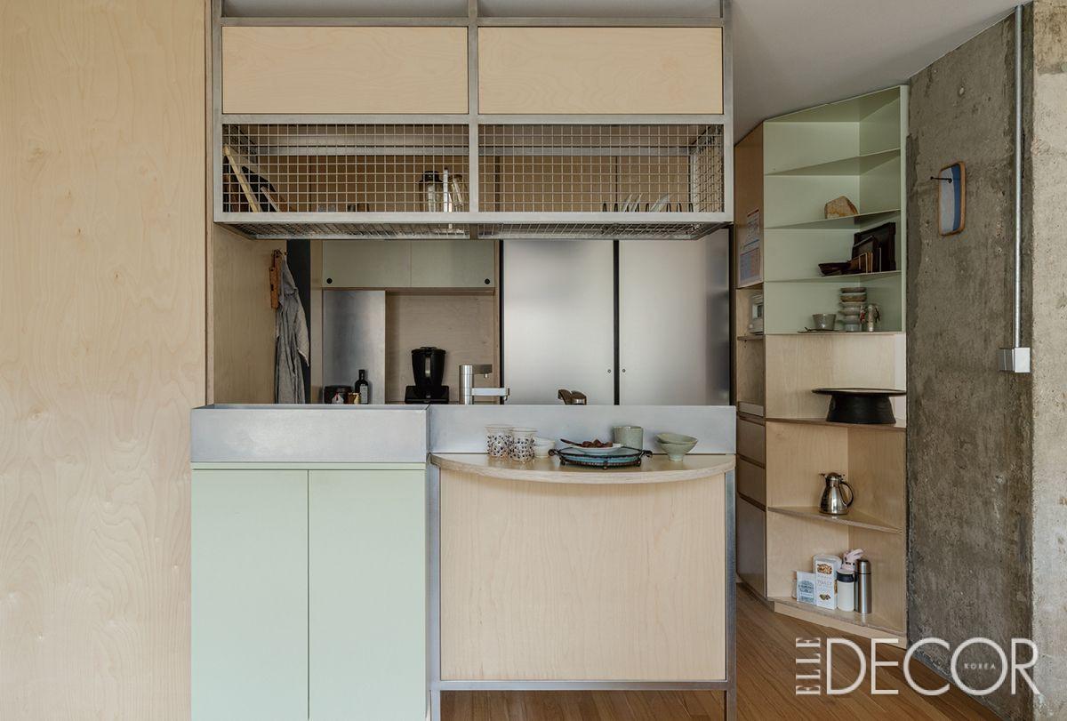 자작나무 합판과 도장한 철판, 스테인리스 등 서로 다른 재료를 조합해 컴팩트한 크기의 주방을 완성했다. 바닥에서 살짝 떠 있는 듯한 가벼운 형태에 메시 구조의 상부장으로 답답함을 덜어낸, 오직 이 집을 위해 설계된 입체적인 주방.