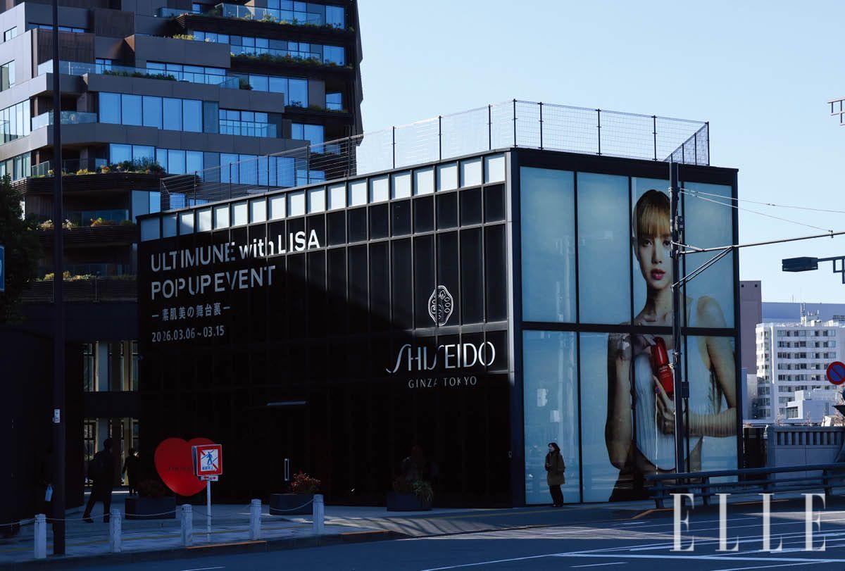 하라주쿠 한복판에 우뚝 선 ‘얼티뮨 with 리사’ 팝업. 