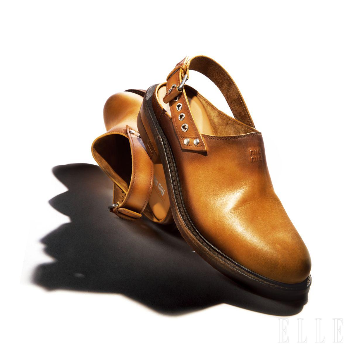 부드러운 앤티크 가죽과 버클 디테일이 반전 매력을 선사하는 뮬 샌들은 2백45만원, Miu Miu.