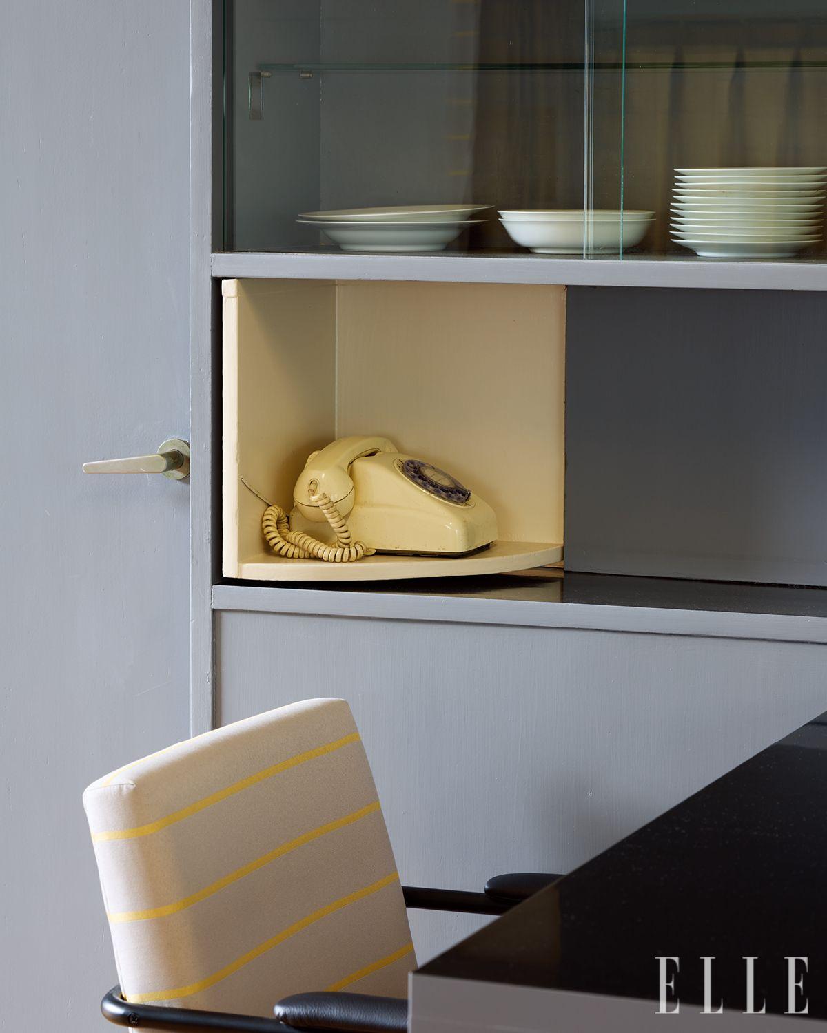 거실과 부엌에는 회전해서 꺼낼 수 있는 벽면 수납공간을 마련해 전화기를 뒀다.