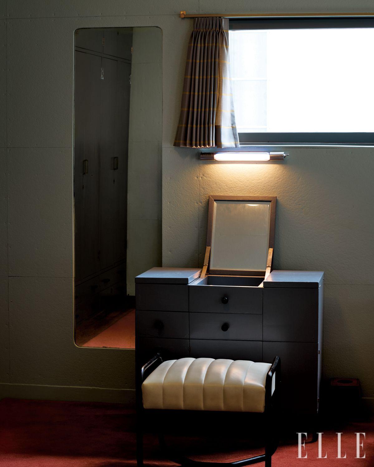 2층 침실에 놓인 오리지널 화장대. 쓰치우라 부부가 직접 디자인했다. 벽 부착형 조명 역시 두 사람이 거주하던 시절 그대로 재현했다.