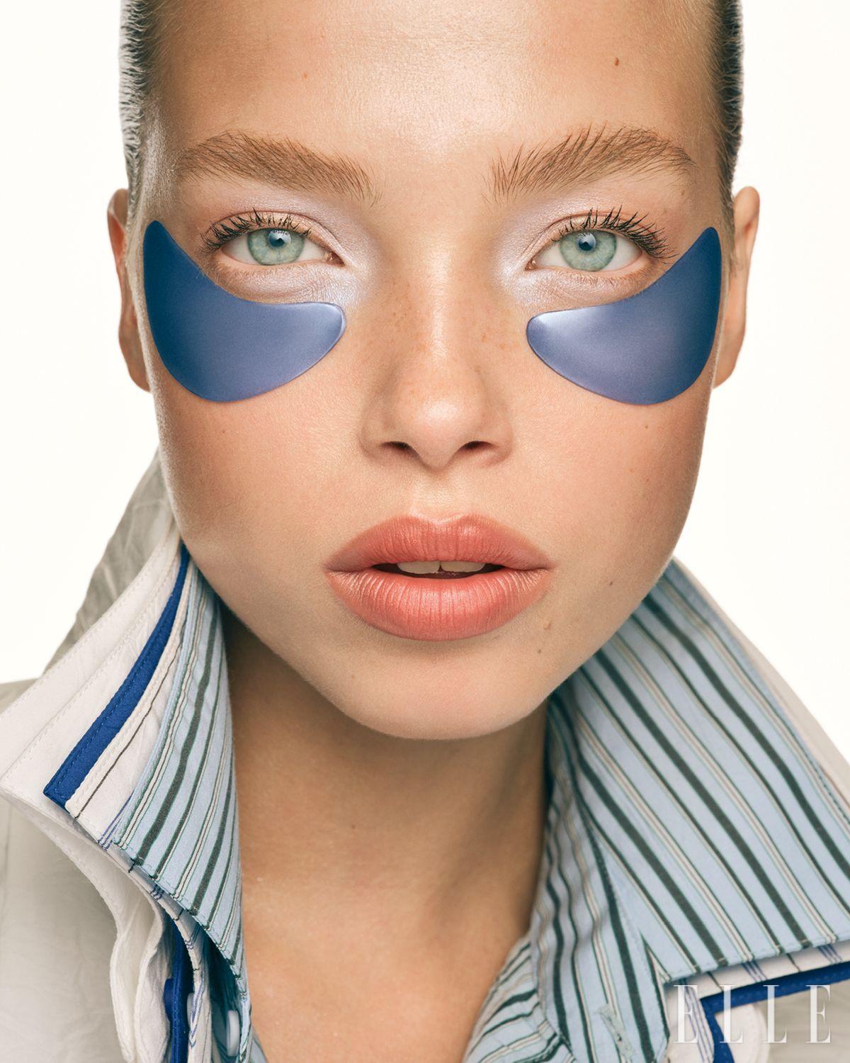 코튼 드레스는 Loewe. 아이 패치는 Summer Fridays.