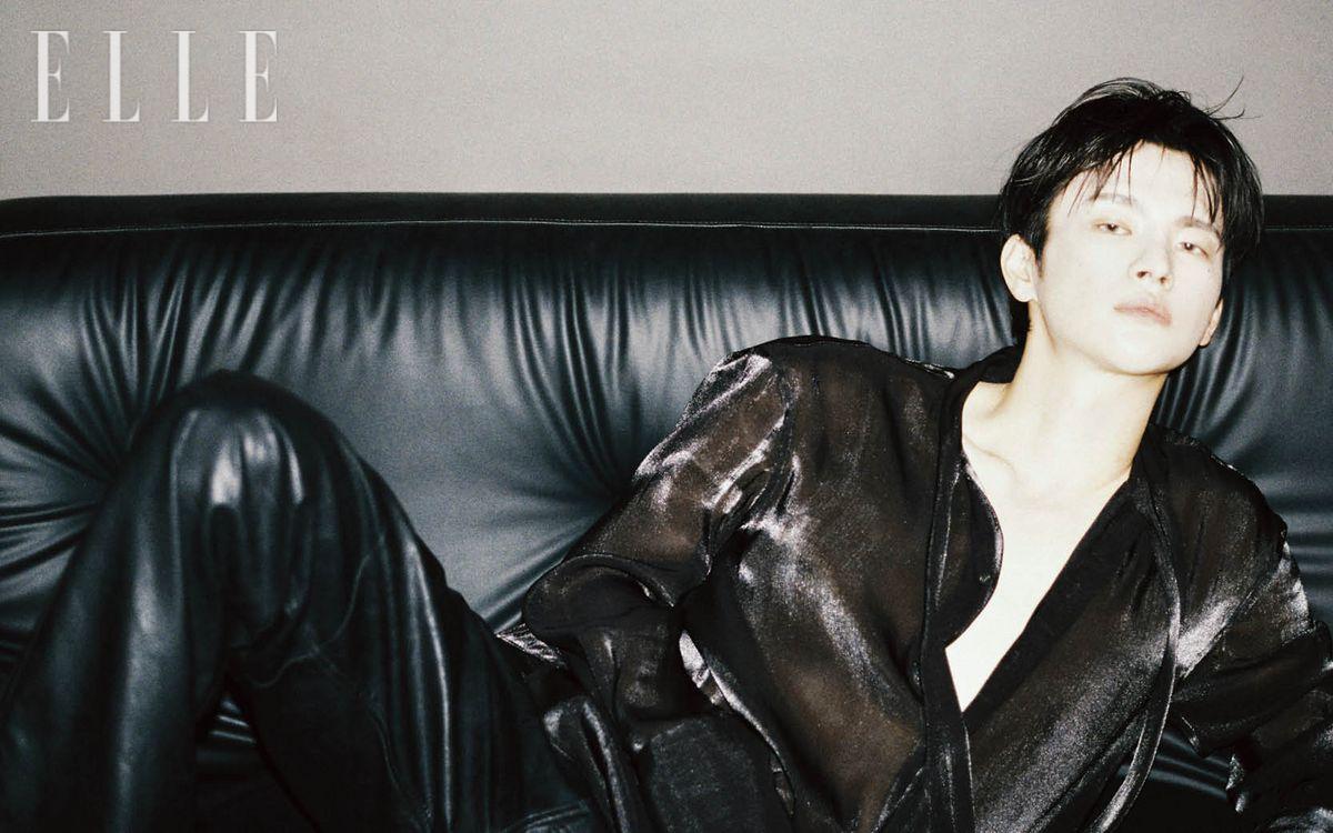 셔츠는 스타일리스트 소장품. 레더 팬츠는 Rebel. 