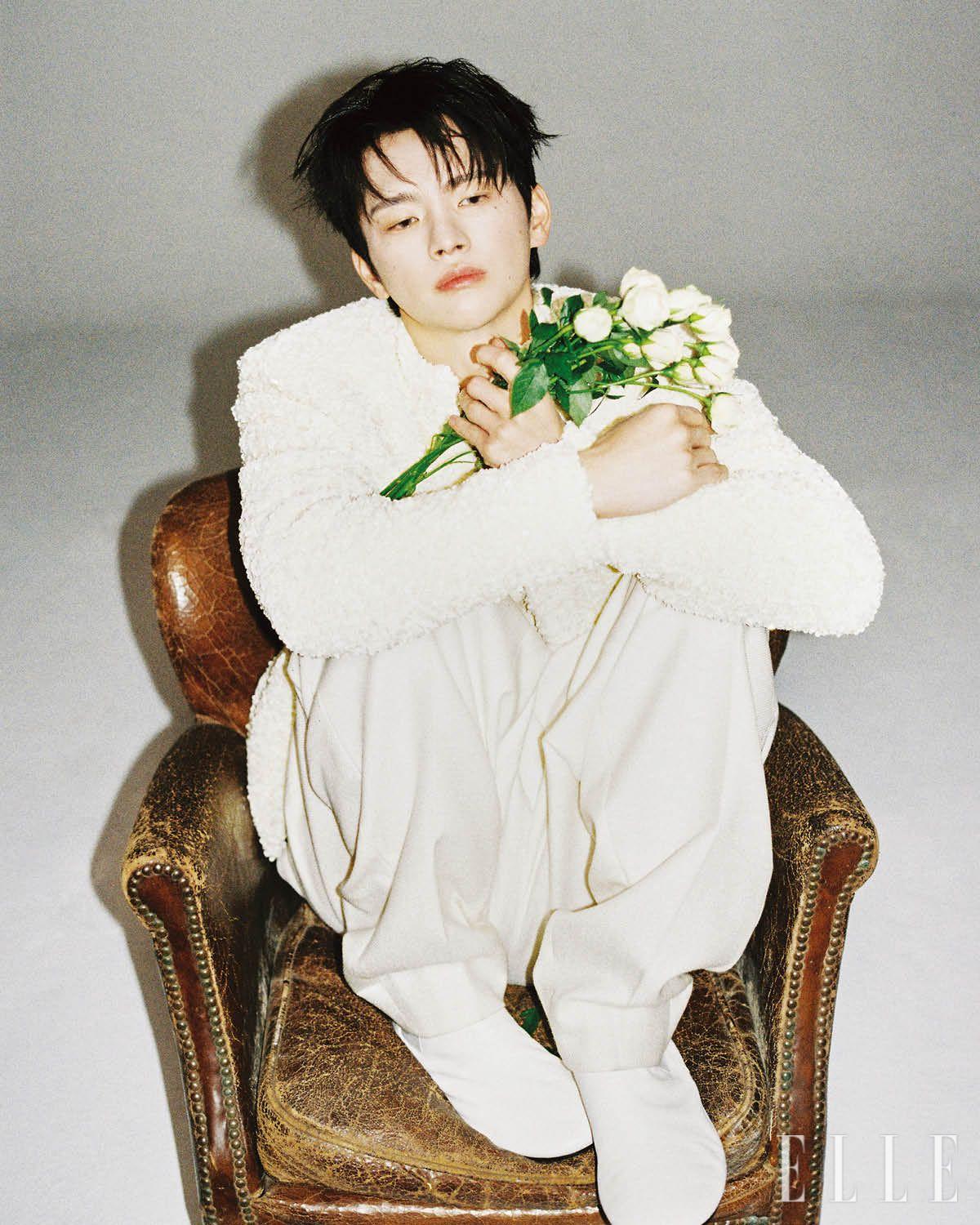 스팽글 카디건과 팬츠, 슈즈는 모두 Bottega Veneta.