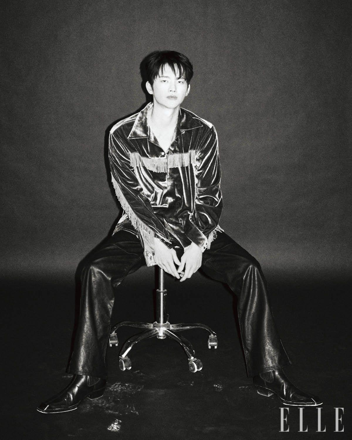 벨벳 프린지 셔츠는 Needles. 레더 팬츠는 Rebel. 스틸레토 부츠는 Diesel. 