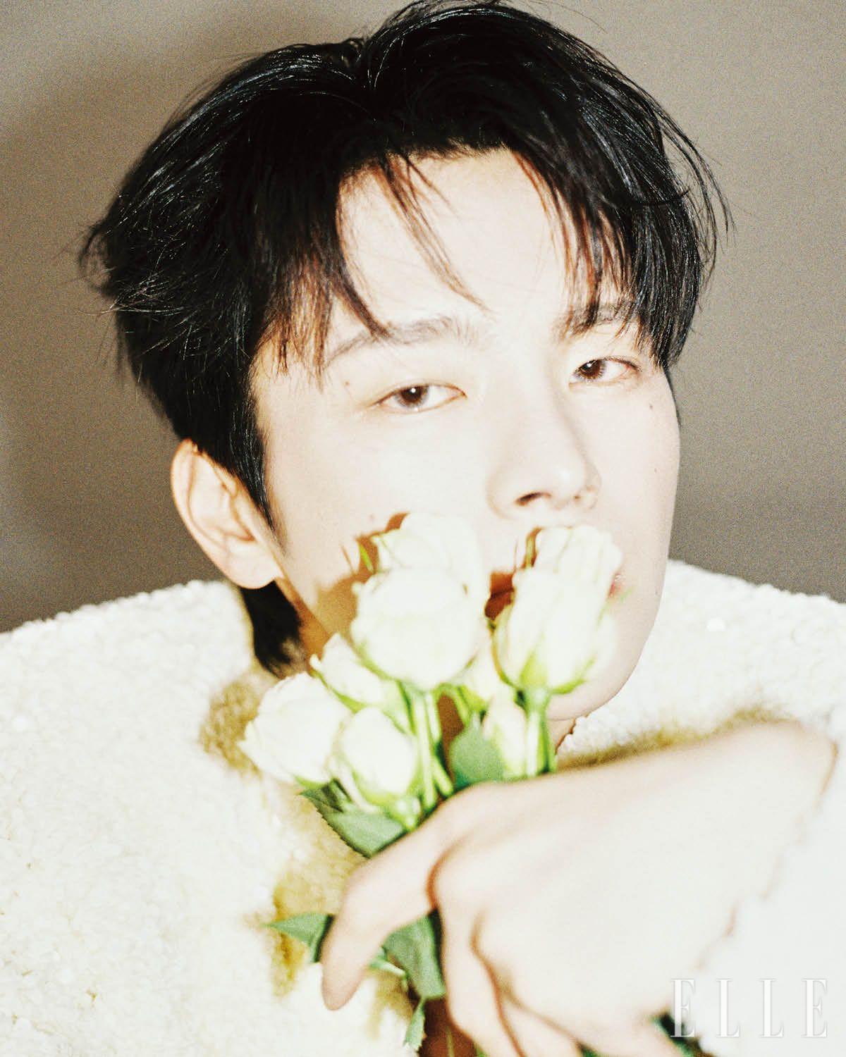 스팽글 카디건은 Bottega Veneta. 