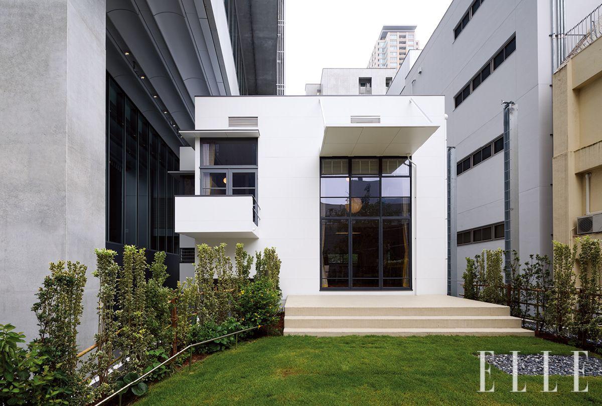 하얀 상자를 닮은 외관과 큰 창이 특징인 쓰치우라 가메키 저택.