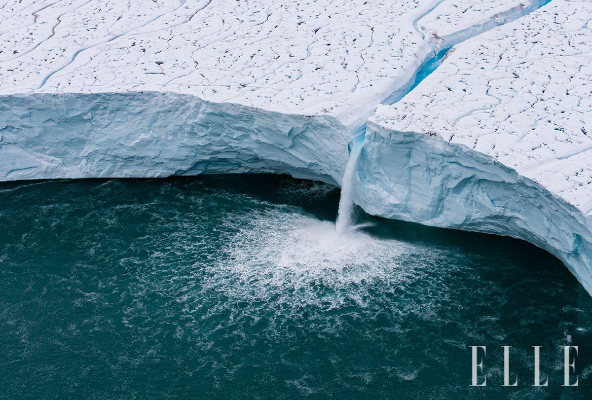 노르웨이 스발바르 제도 노르다우스트란데트 섬 남쪽 해안, 브로스벨브레엔 빙하 위의 폭포.