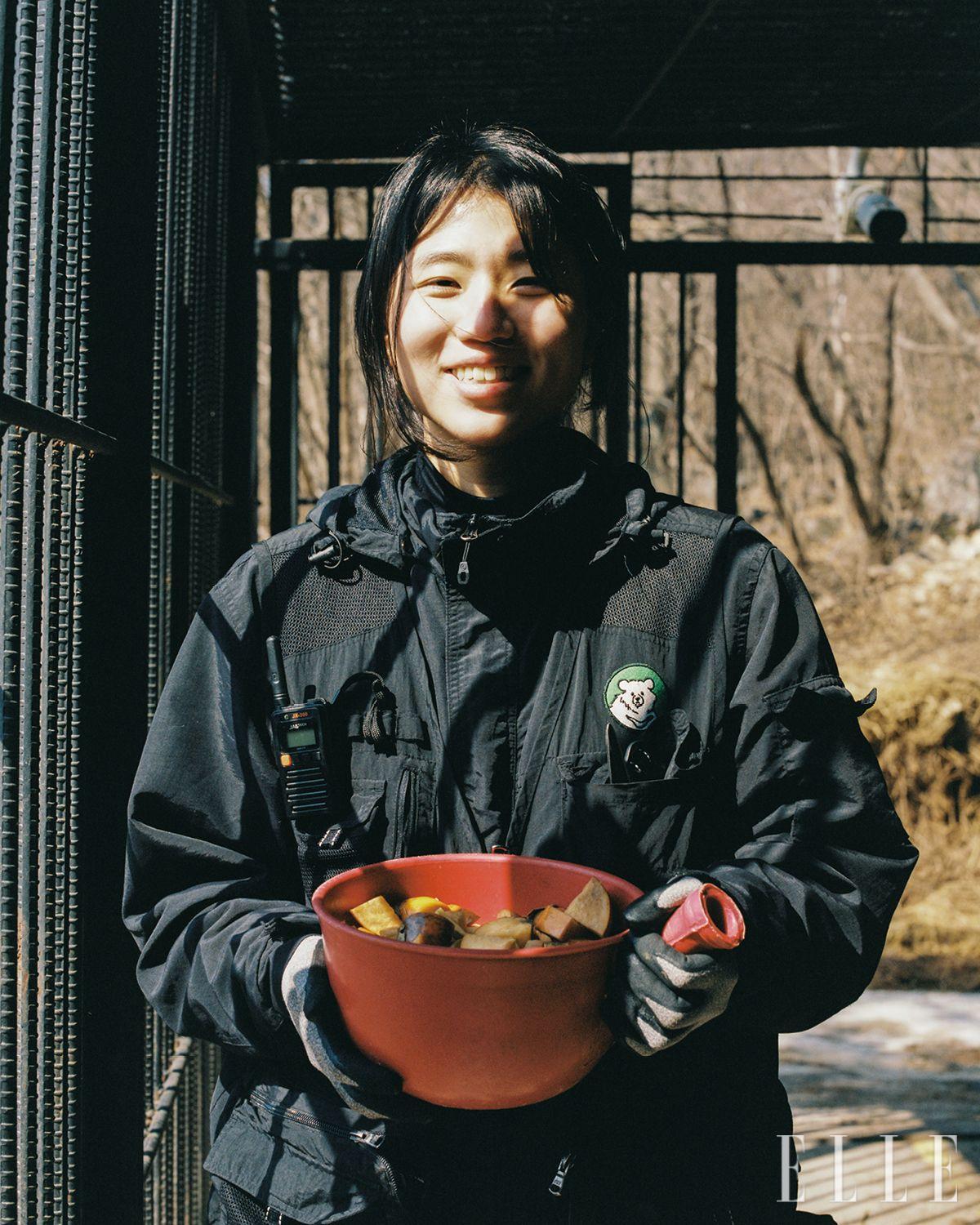 고구마, 파프리카, 땅콩 같은 급여를 준비하는 강지윤 활동가. 