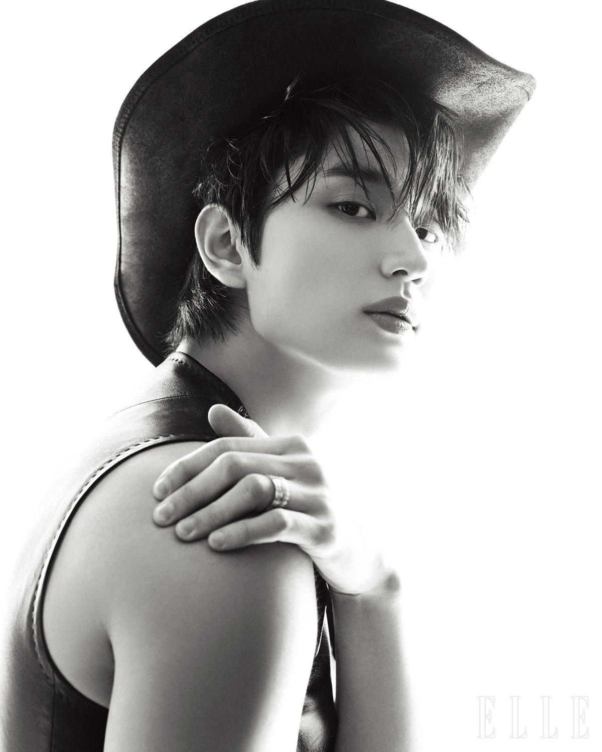 블랙 레더 베스트는 Kimseoryong Homme. 실버 링은 Damiani. 블랙 웨스턴 페도라는 스타일리스트 소장품.