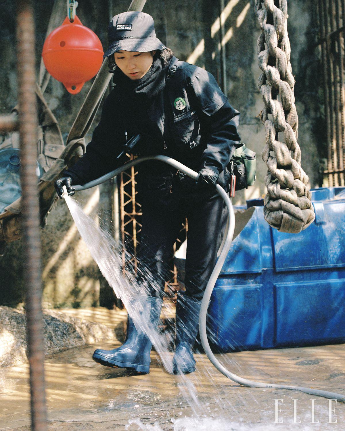 곰들을 내실로 유도한 후 진행하는 사육장 청소, 청결과 소독은 필수다. 