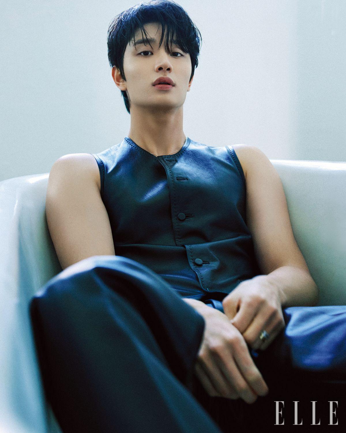 블랙 레더 베스트와 레더 팬츠는 모두 Kimseoryong Homme. 실버 십자가 네크리스와 실버 링, 골드 링은 모두 Damiani.