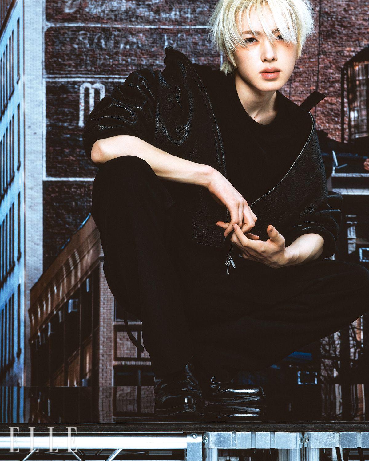 레더 재킷은 Studio Nicholson. 블랙 이너 웨어 톱은 Rick Owens. 와이드 팬츠는 Jil Sander. 블랙 앵클부츠는 Ernest W. Baker.