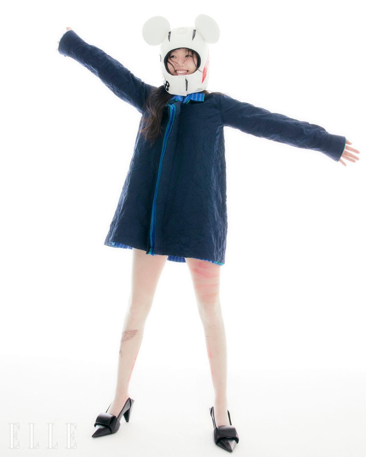 셔츠 드레스와 리본 포인트 슈즈는 Loewe, 헤드 피스는 젠틀몬스터 x 디즈니 x F1 콜라보레이션 제품으로 Gentlemonster.