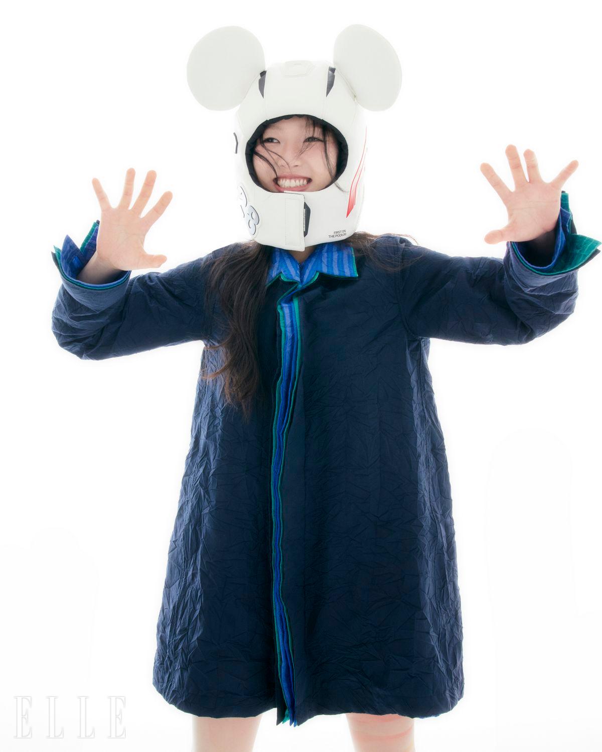 셔츠 드레스는 Loewe, 헤드 피스는 젠틀몬스터 x 디즈니 x F1 콜라보레이션 제품으로 Gentlemonster.