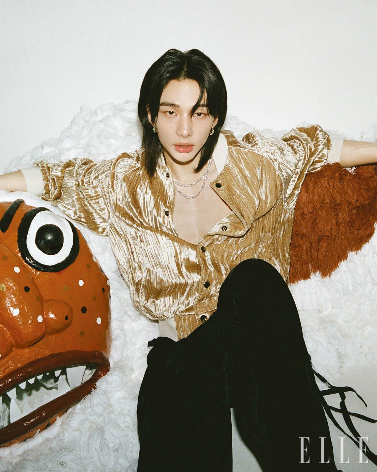 화이트골드 플렉시블 클래쉬 드 까르띠에 스몰 네크리스, 핑크골드에 그린 아게이트를 세팅한 클래쉬 드 까르띠에 이어링은 모두 Cartier. 보머 재킷과 팬츠는 모두 Ann Demeulemeester by Boontheshop.