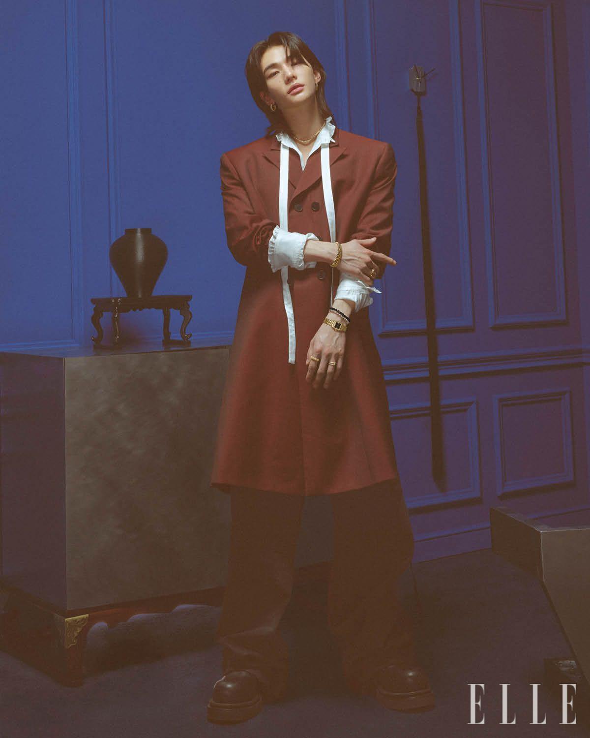 옐로골드 클래쉬 드 까르띠에 스몰 이어링과 플렉시블 클래쉬 드 까르띠에 네크리스, 오른손에 착용한 옐로골드 클래쉬 드 까르띠에 미디엄 & 스몰 브레이슬릿과 저스트 앵 끌루 링, 왼손 검지에 착용한 옐로골드 클래쉬 드 까르띠에 미디엄 링, 약지에 착용한 브릴리언트 컷 다이아몬드를 세미 파베 세팅한 저스트 앵 끌루 스몰 링, 다이아몬드를 세팅한 블랙 래커 다이얼이 돋보이는 옐로골드 팬더 드 까르띠에 워치, 핑크골드에 오닉스와 다이아몬드를 세팅한 플렉시블 클래쉬 드 까르띠에 브레이슬릿은 모두 Cartier. 더블 브레스티드 코트는 Enfant Riches Déprimés by Boontheshop. 셔츠는 The Soloist. 팬츠는 Ann Demeulemeester. 부츠는 Rick Owens. 블랙 컬러의 달항아리는 Seasoning.objet. 아트 퍼니처 내러티브 (Narrative) 시리즈 Byungsub Kim.