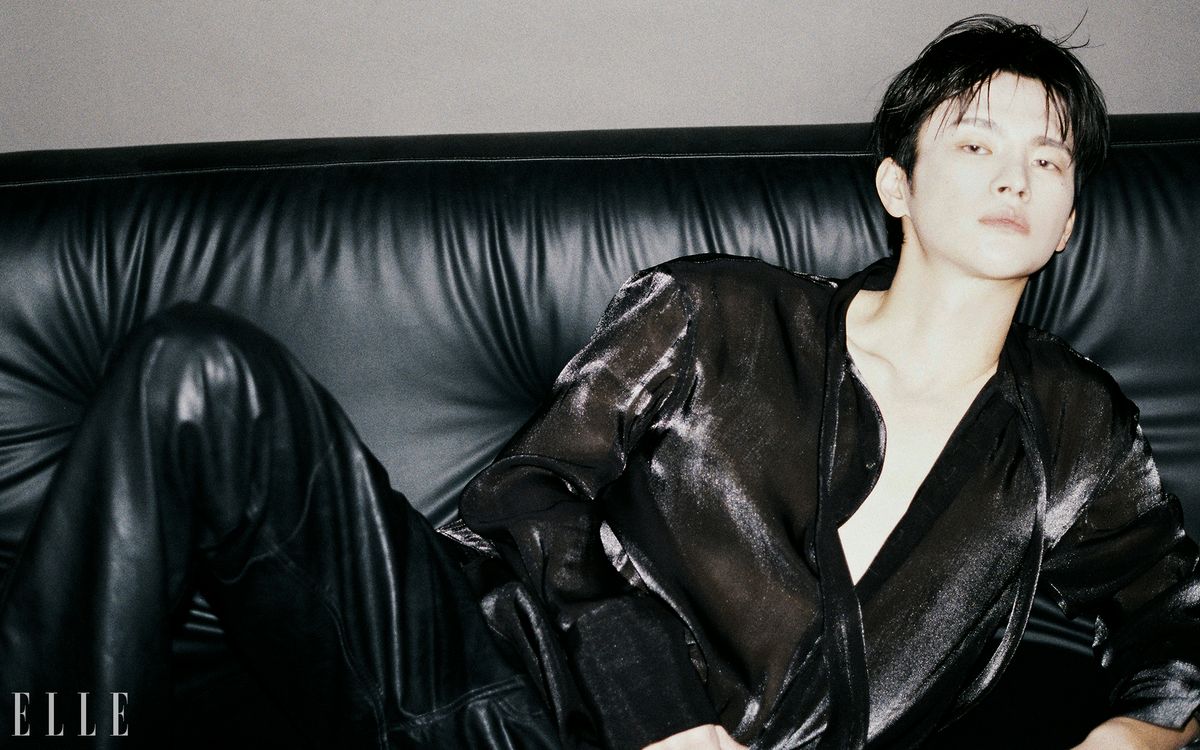 셔츠는 스타일리스트 소장품. 레더 팬츠는 Rebel. 