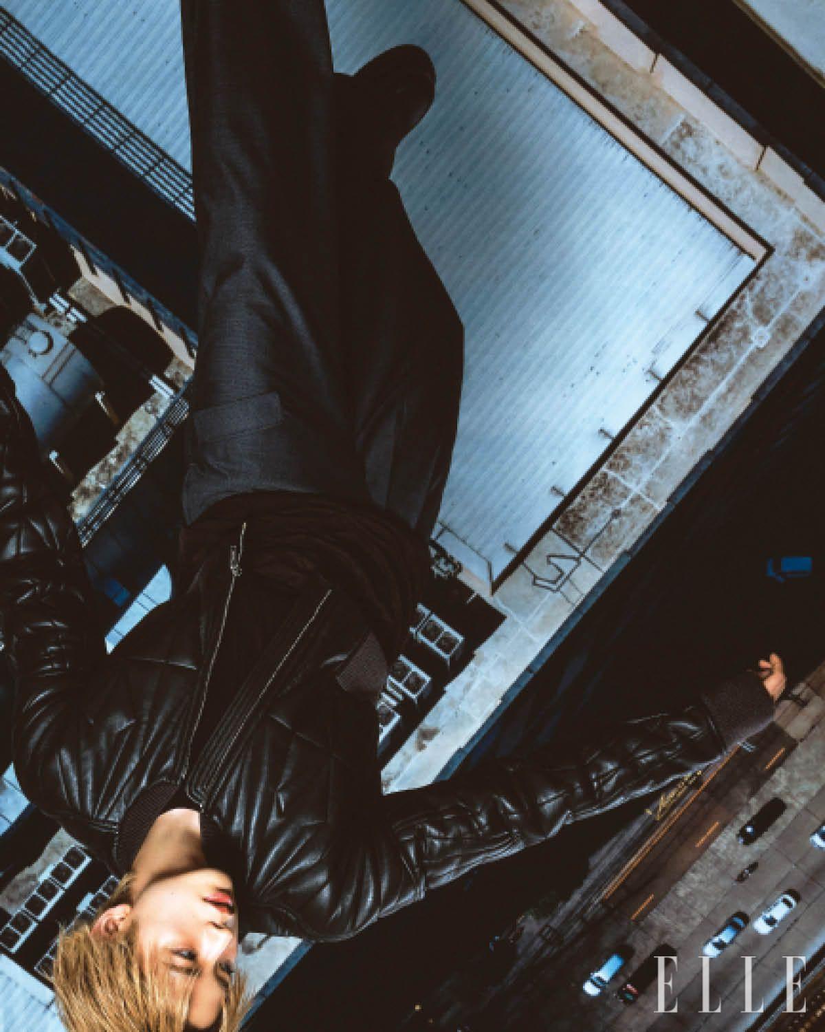 레더 패딩 재킷과 브라운 톱, 블랙 부츠는 모두 Moncler x Rick Owens. 팬츠는 스타일리스트 소장품.