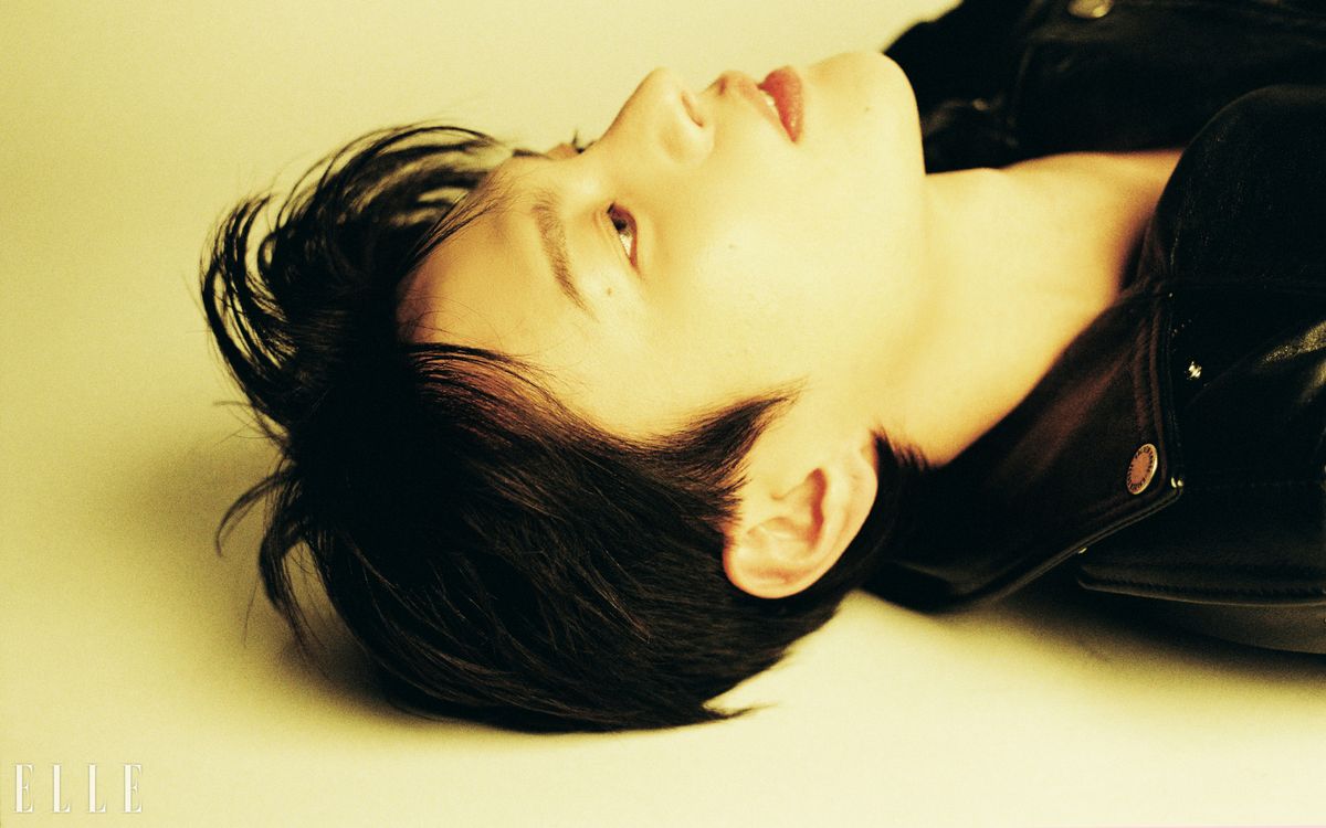 라이더 재킷은 Golden Goose. 