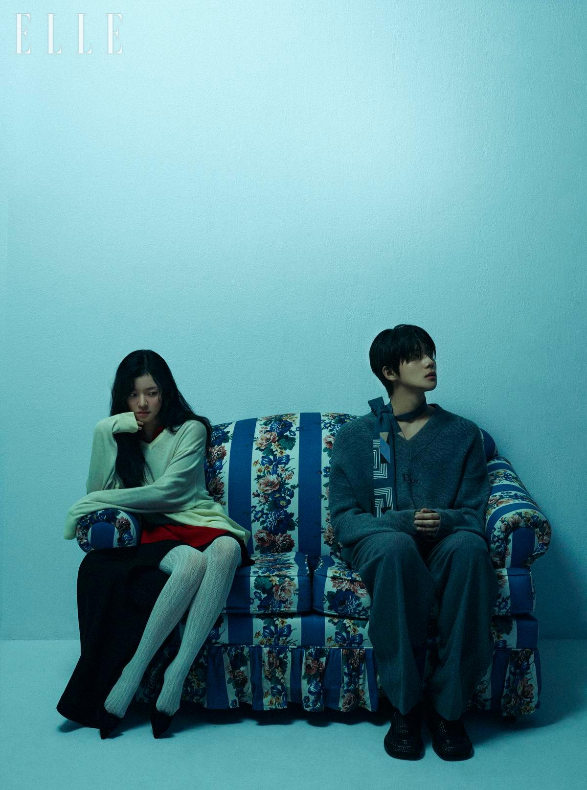 고아성이 입은 드레이프 디테일의 니트 톱과 레이어드한 레드 컬러 니트 톱, 블랙 미니스커트는 모두 Loewe. 로즈 장식의 블랙 스웨이드 플랫 슈즈는 Roger Vivier. 레이스 스타킹은 스타일리스트 소장품. 문상민이 입은 그레이 브이넥 맨니트 톱은 Dior. 패턴 타이는 Dolce&Gabbana. 그레이 울 팬츠는 Recto. 브라운 가죽 슈즈는 Bottega Veneta.