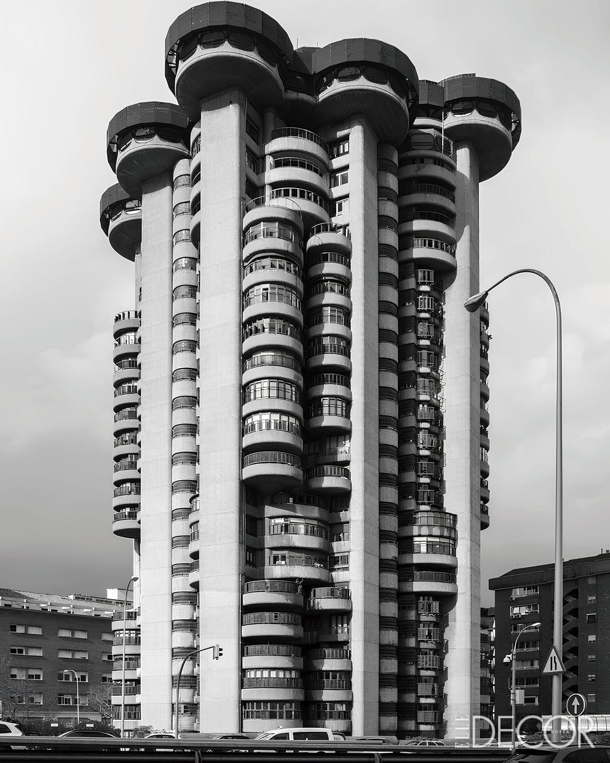 토레스 블랑카스의 외관 전경. 프란시스코 하비에르 사엔스 데 오이사(Francisco Javier Sáenz de Oíza)가 설계에 참여했으며, 스페인 브루탈리즘 건축의 정수를 보여준다.