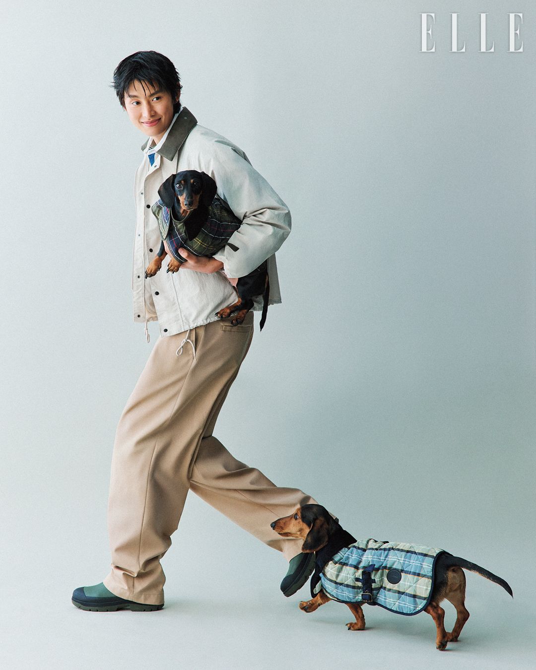 트렌디한 크롭트 실루엣의 트랜스포트 나일론 캐주얼 재킷, 클래식한 브룸 럭비 셔츠, 첼시 부츠 스타일의 숏 레인 부츠 님버스 첼시 웰리, 타탄 패턴 도그 코트는 모두 Barbour. 팬츠는 모델 개인 소장품.